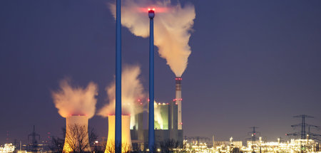 Das Braunkohlekraftwerk Schkopau in Sachsen-Anhalt hinter einem