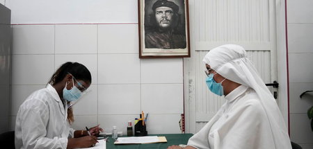 Eine katholische Nonne lässt sich in Havanna impfen (Juni 2021)