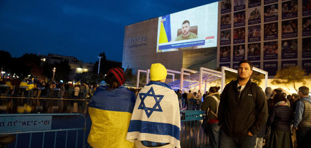 Public Viewing der Rede von Selenskij vor der Knesset in Tel Avi...