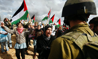 Protest gegen die Gaza-Bombardierung in Bilin in Westjordanland ...