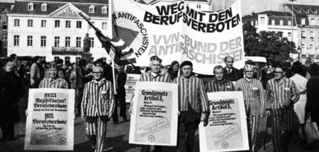 Protest von VVN-Mitgliedern in KZ-Kleidung gegen Berufsverbote (...