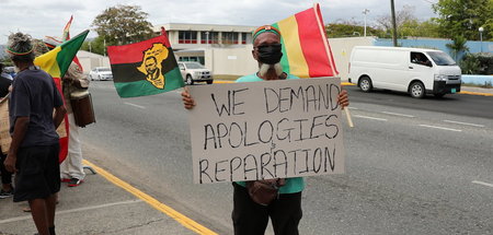 »Wir fordern Entschuldigungen und Reparationen«: Demonstranten i...