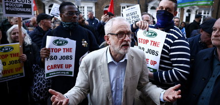 Ex-Labour-Chef Jeremy Corbyn spricht bei Protesten gegen P & O F...