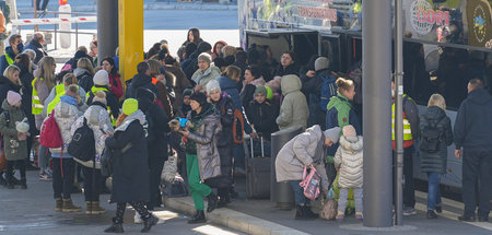 Geflüchtete bei der Ankunft am Zentralen Omnibusbahnhof in Berli...