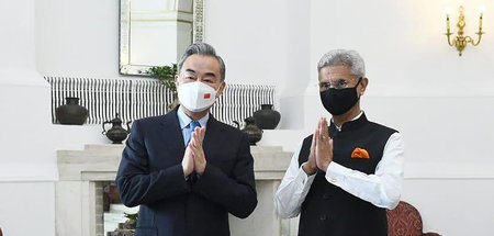 Chinas Außenminister Wang Yi (l.) und sein indischer Amtskollege...