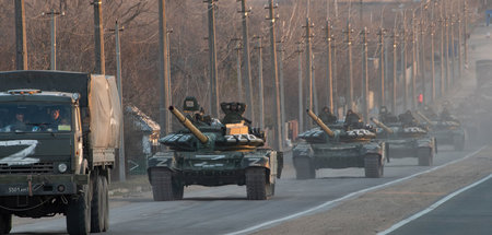 Russische Truppen auf der Autobahn Mariupol-Donezk am Donnerstag