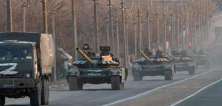 Russische Truppen auf der Autobahn Mariupol-Donezk am Donnerstag