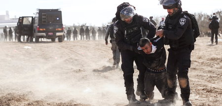 Israelische Einsatzkräfte gehen gegen protestierende Beduinen in...