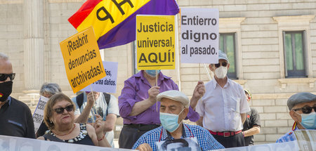 Kundgebung gegen die Straffreiheit für während der Diktatur bega...