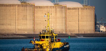 Über Flüssiggasterminals, wie solche im Hafen von Rotterdam, ver...