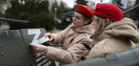 Mitglieder der russischen Kadettenorganisation Junarmija kleben ...
