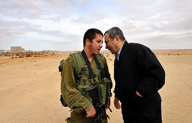 Der israelische Verteidigungsminister Ehud Barak (r.) motiviert ...