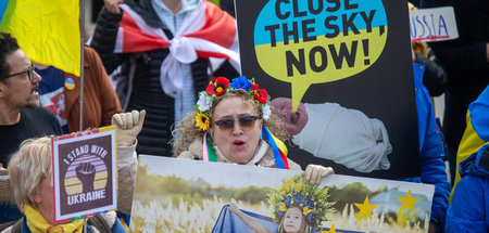 »Schließt den Luftraum, jetzt!« – Antikriegsdemo in London (20.3...