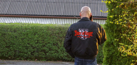 Auf Posten: Anhänger von »Voice of Anger« bewacht den Parkplatz ...