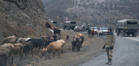 Konvoi der russischen Friedenstruppe in Berg-Karabach (Lachin, 1...