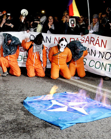 Protest im Guantánamo-Outfit gegen die NATO (Sevilla, 8.2.2007)