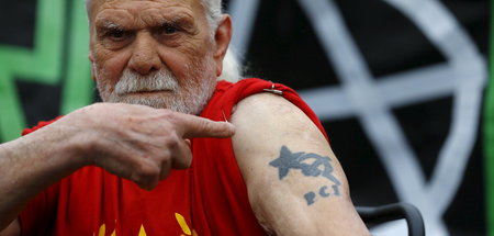 Wahre Liebe: Ein Demonstrant mit PCI-Tattoo gegen die Expo 2015 ...