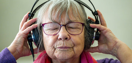 Die Radiomacher im Alter von 51 bis 80 Jahren gestalten ein acht...