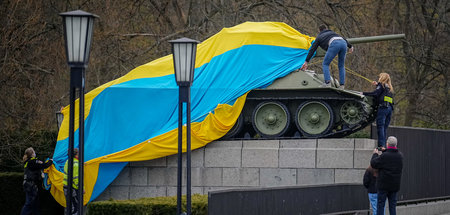 Schändung des Sowjetischen Ehrenmals mit Plane in ukrainischen F...