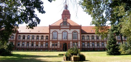 Schöne Fassade, ungenügende Bezahlung: Hauptgebäude der Ruppiner...