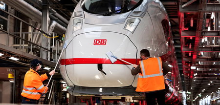 »Noch so eine Blendgranate«: Polierer an einem neuen »ICE 3 Neo«...