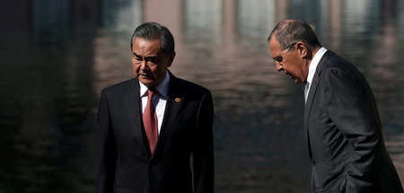 Wang (l.) und Lawrow während eines BRICS-Außenministertreffens a...