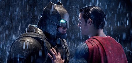 Batman rüstet sich für einen erbitterten Kampf gegen Clark Kent ... Batman rüstet sich für einen erbitterten Kampf gegen Clark Kent ...