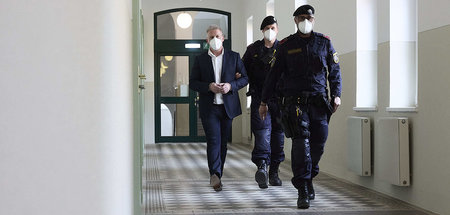 Julian H. in Handschellen auf dem Weg in den Schwurgerichtsaal k...