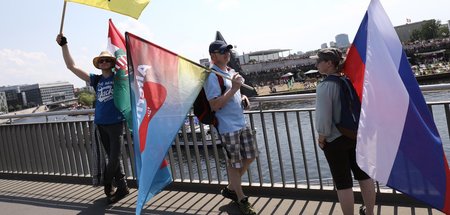 Russland-Fahne mit dabei: AfD-Anhänger demonstrieren für »Zukunf...