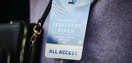 Botschaftsangehöriger vor der Rede des US-Präsidenten am 26. Mär...