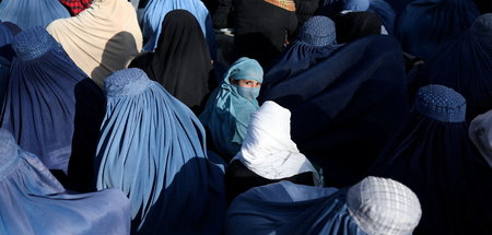Frauen in einer Schlange vor einer Bäckerei in Kabul am Donnerst... Frauen in einer Schlange vor einer Bäckerei in Kabul am Donnerst...