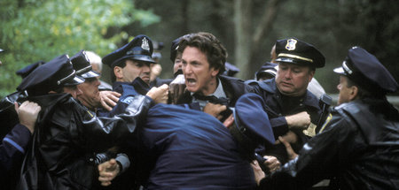 Jimmy (Sean Penn) befürchtet, seine Tochter Katie könnte tot sei... Jimmy (Sean Penn) befürchtet, seine Tochter Katie könnte tot sei...