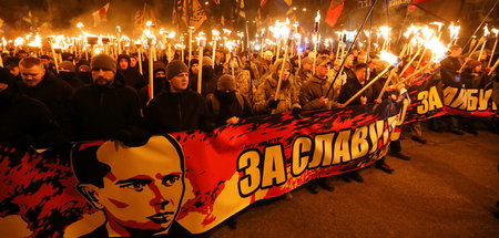 Unwidersprochen: Fackeldemonstration in Kiew zu Ehren des Naziko... Unwidersprochen: Fackeldemonstration in Kiew zu Ehren des Naziko...