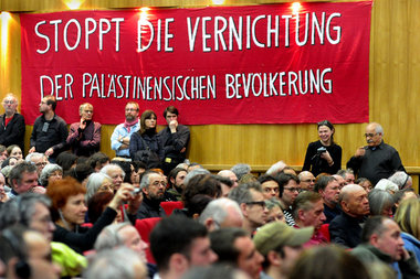 »Internationalismus und Gegenwehr heute« – im großen Saal der Ur... »Internationalismus und Gegenwehr heute« – im großen Saal der Ur...