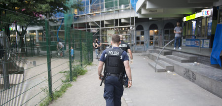 Kontrolle durch Präsenz: Fußstreife patrouilliert am »Kotti« (Be... Kontrolle durch Präsenz: Fußstreife patrouilliert am »Kotti« (Be...