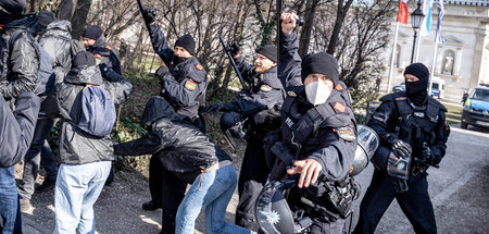 Bei der Berichterstattung auf Demonstrationen geraten kritische ... Bei der Berichterstattung auf Demonstrationen geraten kritische ...