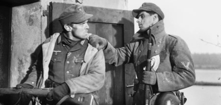 Ernst Gräber (John Gavin, r.) ist während des Raubkriegs der Naz... Ernst Gräber (John Gavin, r.) ist während des Raubkriegs der Naz...