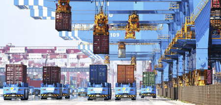 Im Hafen von Qingdao in der ostchinesischen Provinz Shandong (Ju... Im Hafen von Qingdao in der ostchinesischen Provinz Shandong (Ju...