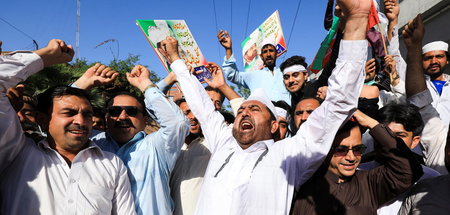 Regime-Change-Vorwürfe in Richtung USA: Anhänger von Imran Khan ... Regime-Change-Vorwürfe in Richtung USA: Anhänger von Imran Khan ...