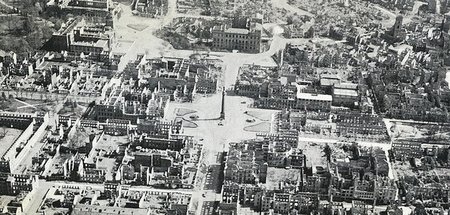 Blick auf das zerstörte Darmstadt nach dem britischen Luftangrif...