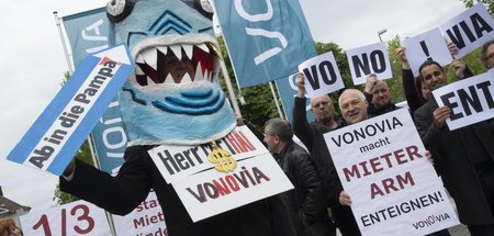 Aktivisten machen mobil: Gegen Abzocke bei der Bleibe (Bochum, 1... Aktivisten machen mobil: Gegen Abzocke bei der Bleibe (Bochum, 1...