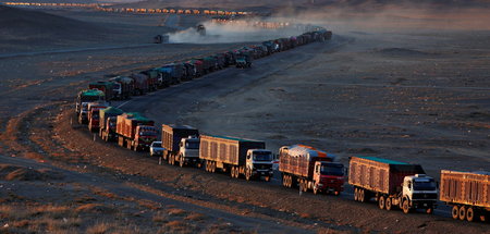 Tausende Lkw mit Kohle aus der Mongolei stauen sich an der Grenz...