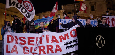 Protestaktion gegen den Krieg in der Ukraine am 25. Februar in P...