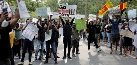 RTRMADP_3_SRI-LANKA-CRISIS.JPG