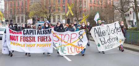 Die Umwelt geht den Bach runter, aber Krieg ist wichtiger (Prote... Die Umwelt geht den Bach runter, aber Krieg ist wichtiger (Prote...