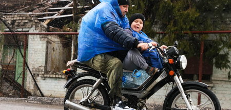 Einwohner im von Einheiten der »Volksrepublik Lugansk« zurückero...