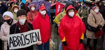 Nichts gelernt aus der Geschichte? Demo der Berliner Frieko unte...