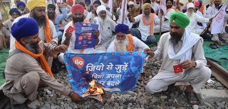 Protest gegen Konzernmacht: Bauern verbrennen in Amritsar Sim-Ka... Protest gegen Konzernmacht: Bauern verbrennen in Amritsar Sim-Ka...