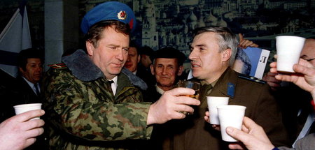 Der russische Nationalist Wladimir Schirinowski feiert seine Bef...