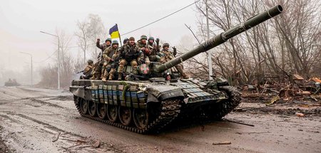 Auch schweres Kriegsgerät wird an Kiew geliefert: Ukrainische So...